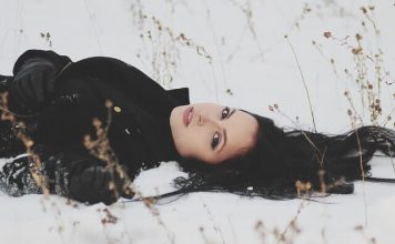 ¿El frío afecta a tu cabello? Tips Sencillos para fortalecer tu pelo Mujer con el cabello en la nieve 356x220 Home